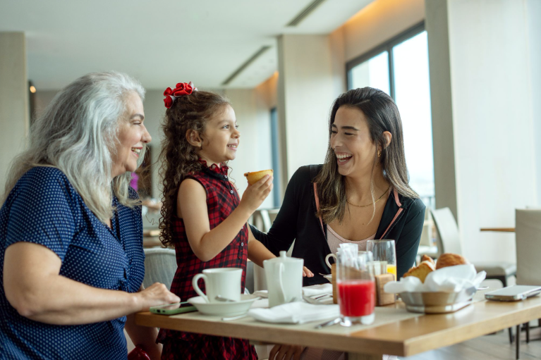 Família reunida no café da manhã, compartilhando um momento feliz entre gerações no Dia das Mães