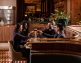 Grupo de amigos reunidos em uma mesa de restaurante de luxo realizando um brinde