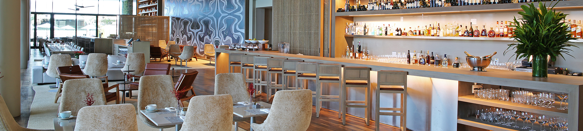 Vista interna das mesas, cadeiras e balção do restaurante Cantô dp Grand Hyatt RJ