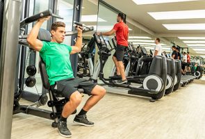 Homem treinando na academia do Atiaia Spa do Grand Hyatt Barra da tijuca