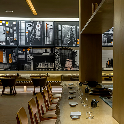 Área privativa de mesas e cadeiras do restaurante japonês Shiso que serve o prato Teishoku na Barra da Tijuca