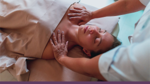 Mulher recebendo massagem relaxante noDay Spa bem-estar corpo e pés