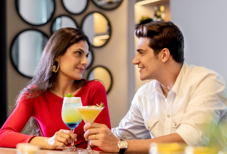 casal feliz tomando drink no restaurante Cantõ no Barra da Tijuca Grand Hyatt RJ