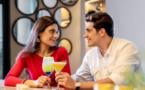 casal feliz tomando drink no restaurante Cantõ no Barra da Tijuca Grand Hyatt RJ