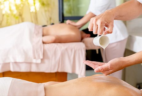 casal recebendo uma massagem candle relaxante da promoção de mês dos namorados do Grand Hyatt
