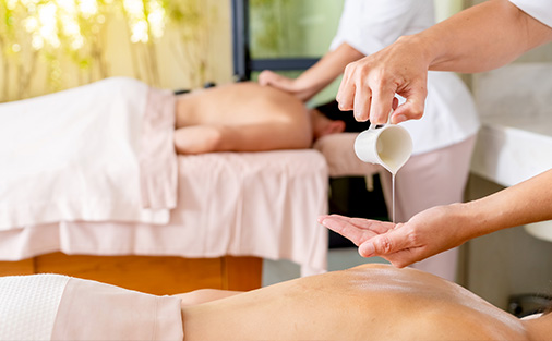 casal recebendo uma massagem candle relaxante da promoção de mês dos namorados do Grand Hyatt