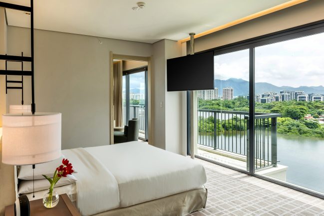 quarto do grand hyatt de casal com uma varanda iluminando