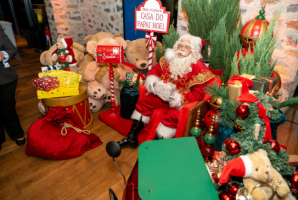 Papai noel alegrando as crianças no Hotel do Grand Hyatt Rio de Janeiro