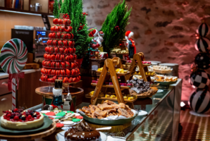 mesa de doces com bolo de chocolates, bem casado, rabanadas, tortas de frutas vermelhas no almoço de natal do Grand Hyatt Rio de Janeiro