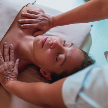mulher deitada relaxando com a experiência de massagem apuama do Grand Hyaat Barra da Tijuca