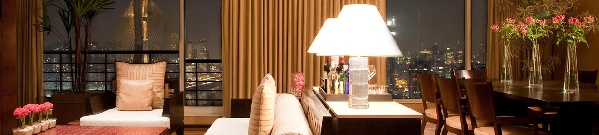 Suite de luxo hotel Grand Hyatt a noite com vista da cidade