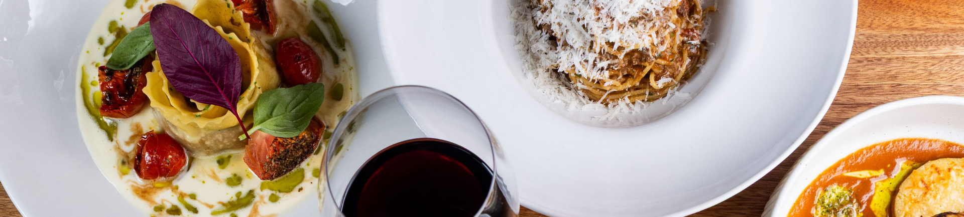 Prato com folheados de frutas, taça de vinho do restaurante Cittadino do Grand Hyatt SP